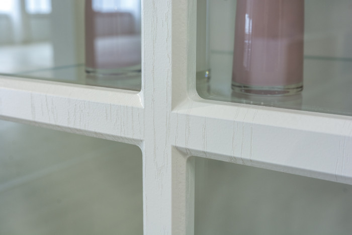 Ливерпуль Шкаф-витрина + карниз, цвет ясень ваниль/белый, ШхГхВ 50х41,4х220,3 см.(без карниза), 58,2х43,5х223,5 см.(с карнизом), подсветка, ун. сб.