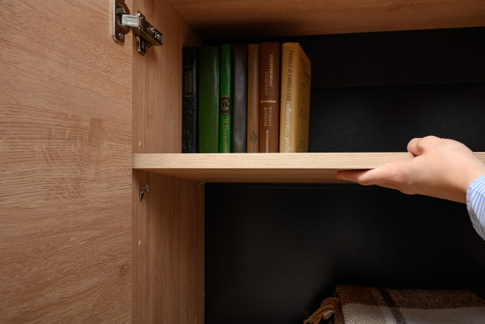 Брюс Комод-тумба 16.233, цвет чёрный/дуб Сантьяго, ШхГхВ 113,4х38,3х85,6 см., универсальная сборка, две дверки и четыре выдвижных ящика