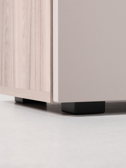 Роквуд Тумба под ТВ 16.54.02, цвет корпус ДСП эмили блаш/фасады МДФ крем, ШхГхВ 115,3х36,8х32 см.